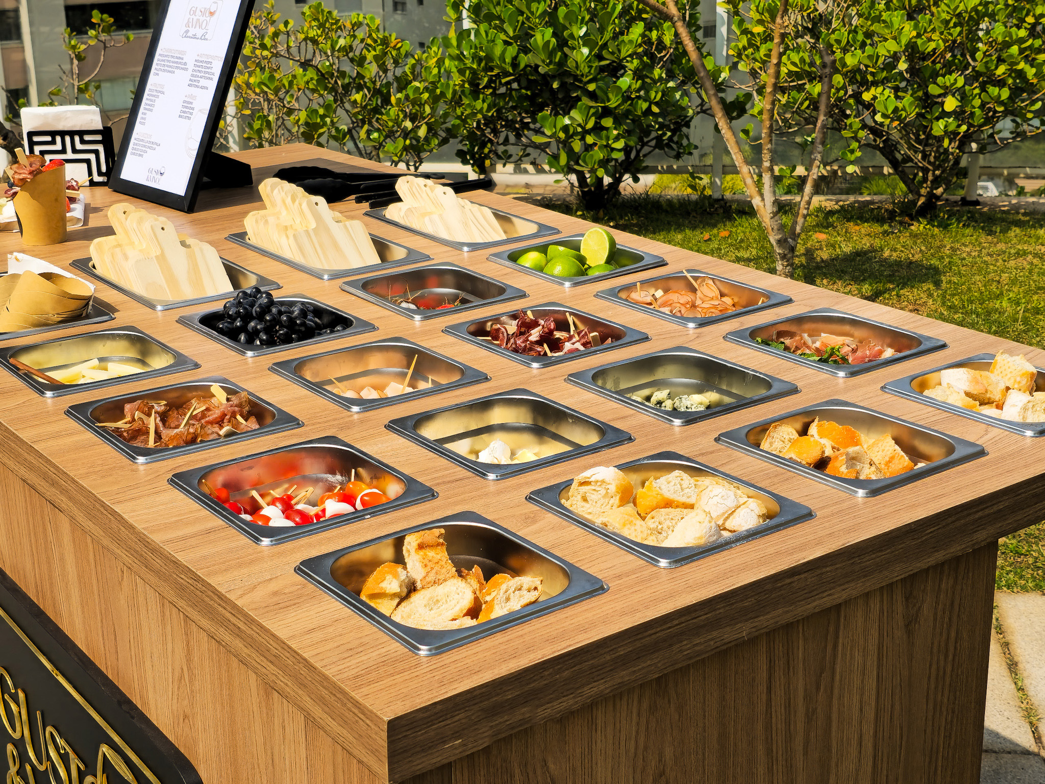 Estação de Charcuterie Bar montada para evento