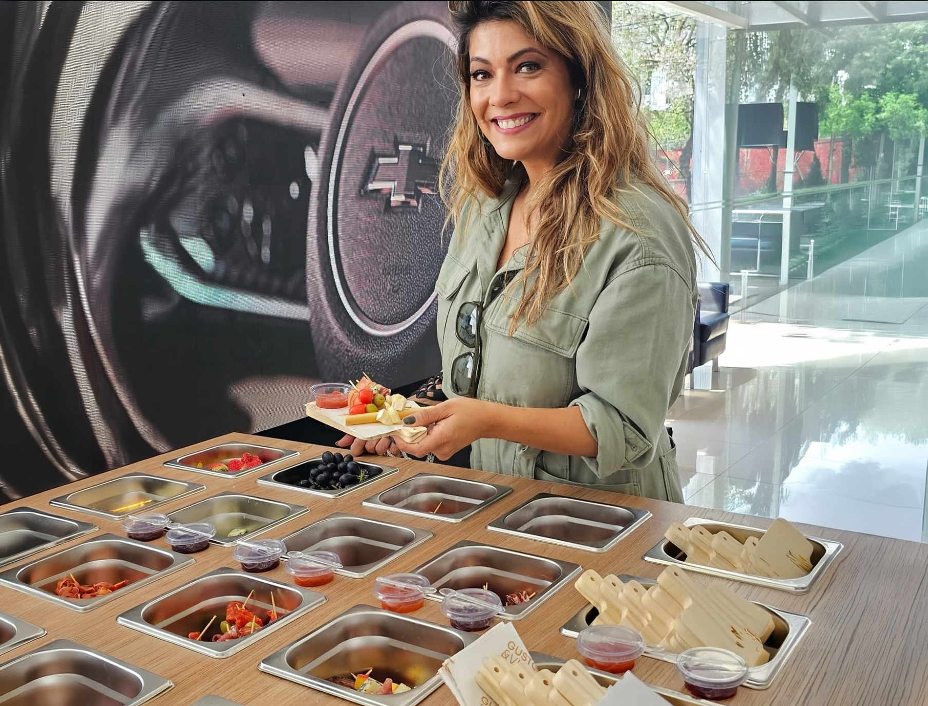 Convidados em recepção com experiência gastronômica